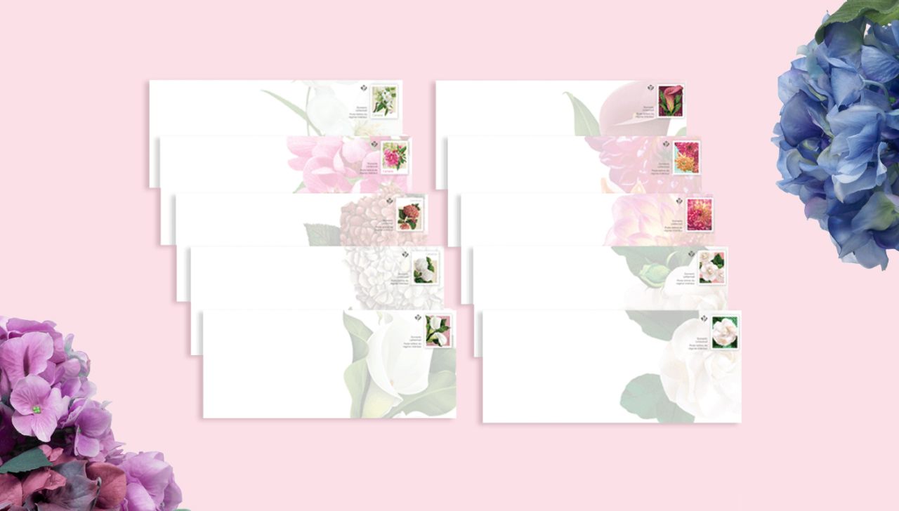 Enveloppes affranchies de timbres de Postes Canada consacrés aux fleurs